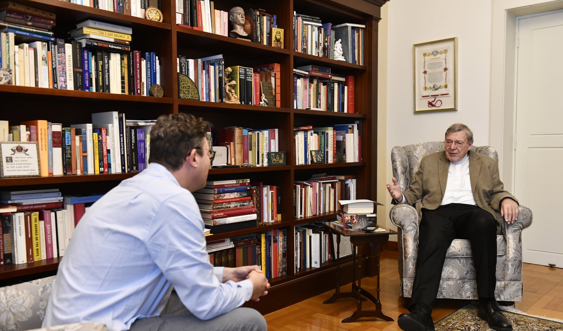 Kardinaal Pell tijdens het interview met het Nederlands Dagblad in zijn appartement in Rome.
