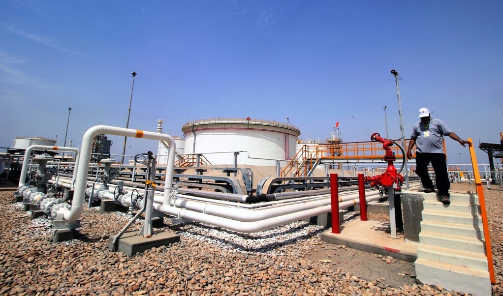 Gasveld in Koeweit. Het land beschikt over grote hoeveelheden makkelijk te winnen gas- en olievoorraden. (beeld epa / Haider al-Assadee)