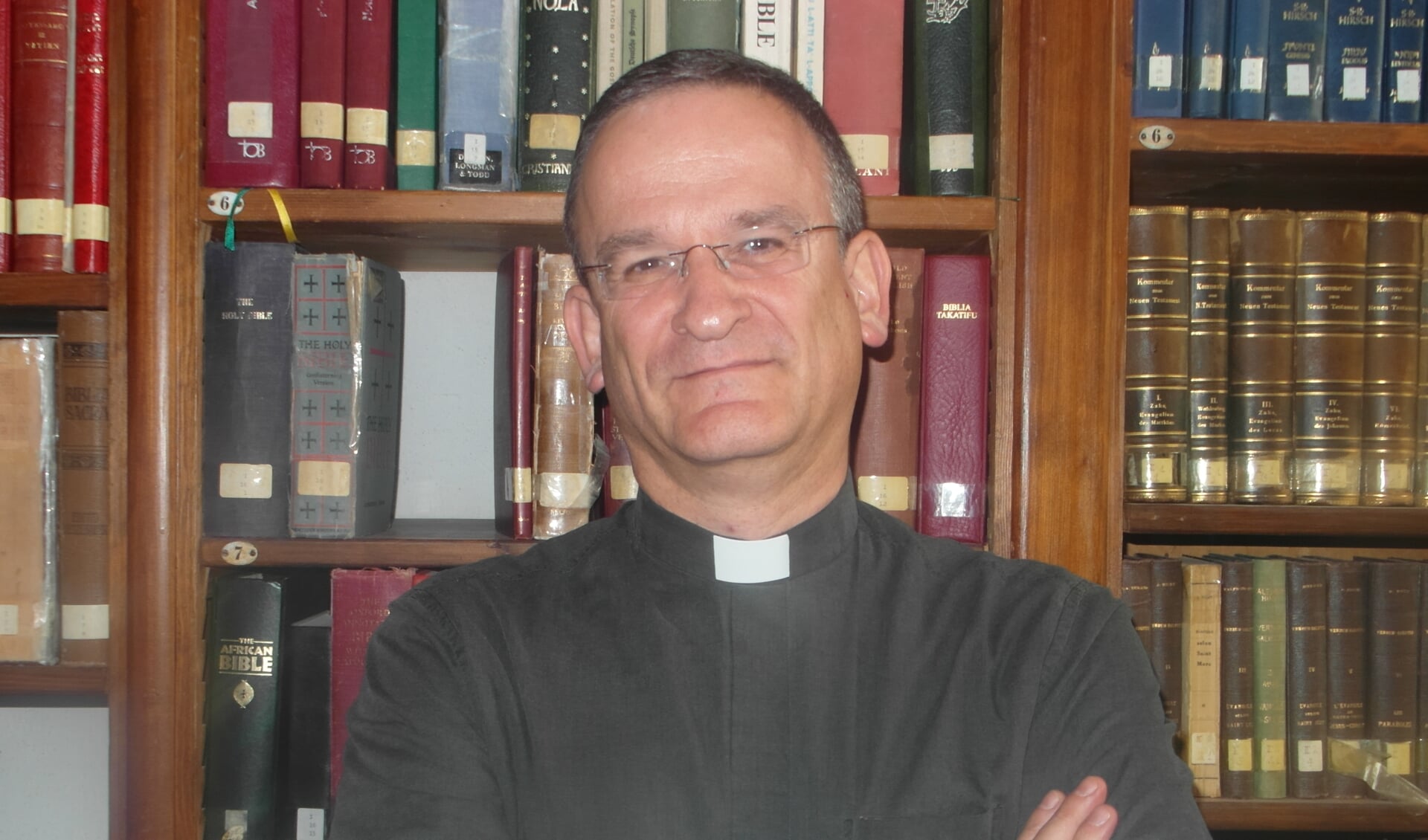 De joodse jezuïet David Neuhaus in de bibliotheek van het Pauselijk Bijbelinstituut in Jeruzalem waarvan hij momenteel interim-directeur is.