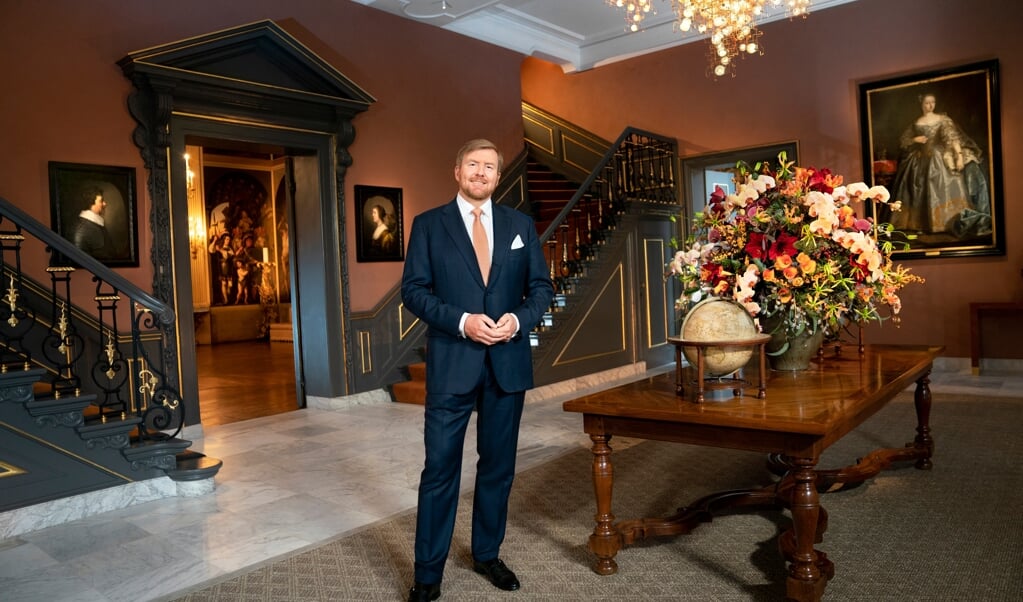 Koning Willem-Alexander in de vestibule van Huis ten Bosch, onder de kroonluchter van Studio Drift (beeld Arenda Oomen Fotografie in opdracht van de Rijksvoorlichtingsdienst)