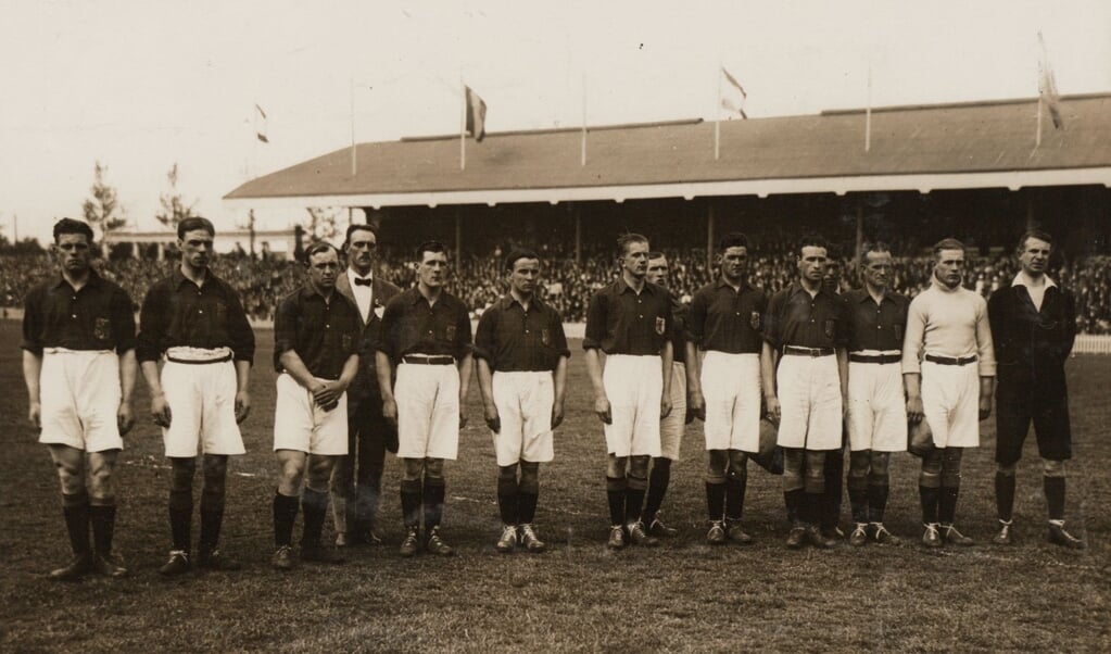 Een foto van het Nederlands Elftal uit beginjaren 1920, met links Jan de Natris. (beeld nationaal archief den haag)