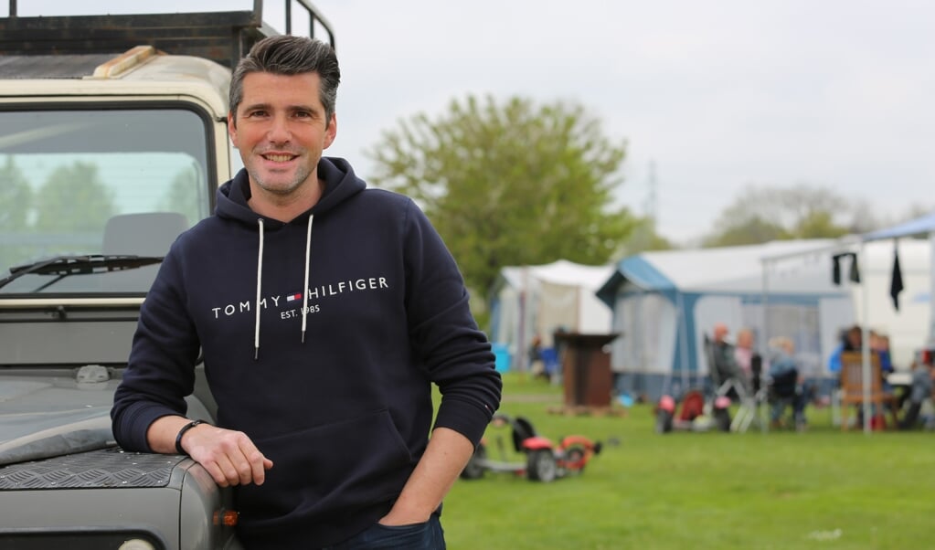 Matthijs Voskuil op camping De Grote Bremen in Oene, waar een van de 'pinkstervuurtjes' wordt gehouden. (beeld Hidde Voskuil)