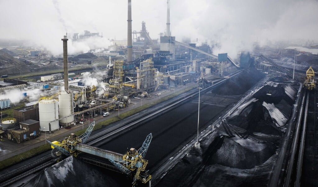Een dronefoto van Tata Steel IJmuiden: de productieprocessen doen een aanslag op milieu en leefbaarheid. (beeld epa / Sem van der Wal)