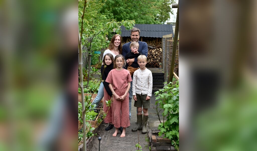 JaapJan en Hendrine Boer met hun vier kinderen Feline (9), Norah (9), Toby (7) en Victor (4). (beeld Thijs Heslenfeld)