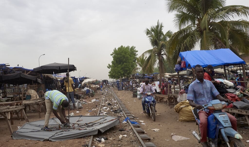 Op de markt van de Malinese hoofdstad Bamako, afgelopen week. In de stad is het na de coup tamelijk rustig gebleven. (beeld afp / Michele Cattani)