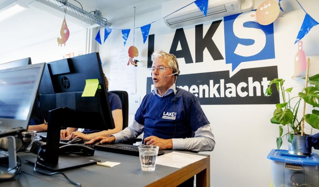 2019-05-09 16:17:47 UTRECHT - Arie Slob, minister voor Basis- en Voortgezet Onderwijs en Media, tijdens een bezoek aan de Klachtenlijn van Laks. Ruim 215.000 leerlingen beginnen aan de centrale eindexamens. ANP ROBIN VAN LONKHUIJSEN (beeld anp / Robin van Lonkhuijsen)
