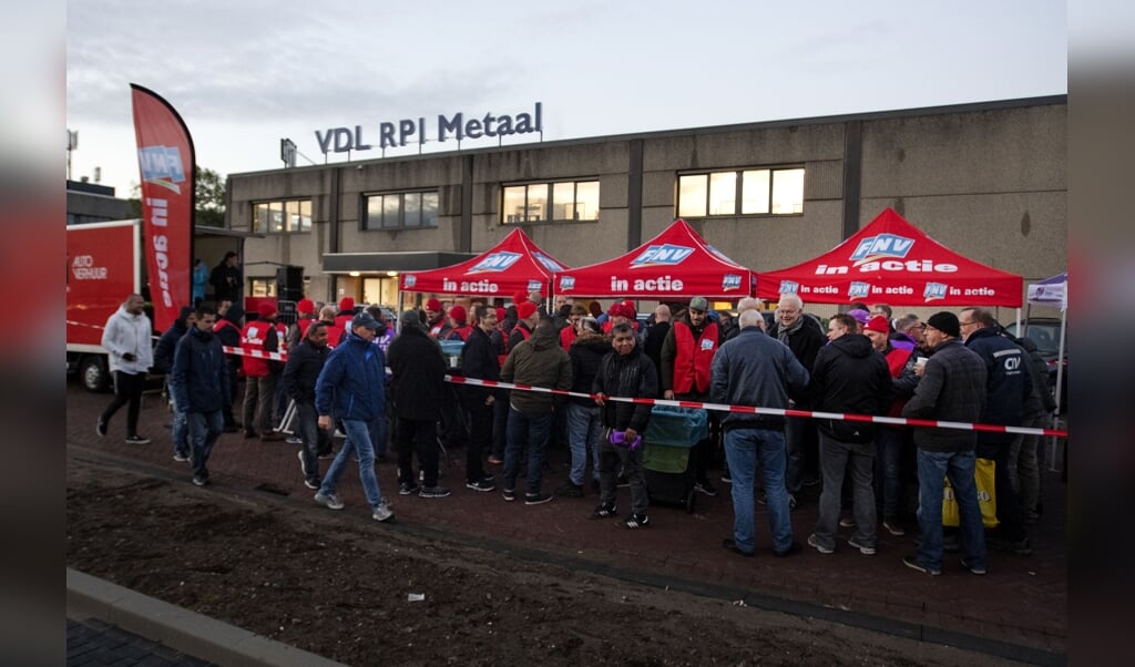 2018-11-02 07:21:56 HENDRIK-IDO-AMBACHT - Werknemers van metaalbedrijven rond Rotterdam schrijven zich bij de poorten van VDL RPI, in als staker. In de metaalsector wordt maandenlang actie gevoerd voor een nieuwe cao. ANP OLAF KRAAK  (beeld anp / Olaf Kraak)