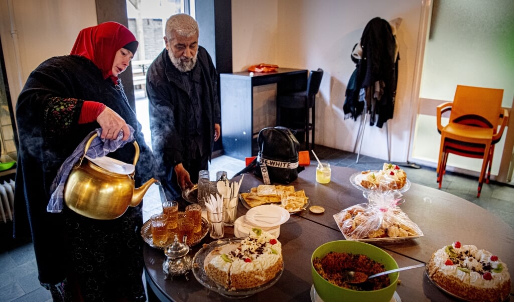 2020-05-24 11:07:28 ROTTERDAM - Moslims zijn bijeen in de moskee van Centrum Middenweg in Rotterdam voor het suikerfeest ontbijt tijdens het Suikerfeest na de islamitische vastenperiode Ramadan. Vanwege de coronaregels worden niet meer dan dertig mensen toegelaten, terwijl de meeste moskeeen helemaal dicht blijven om het risico op verspreiding van het coronavirus te beperken. ANP ROBIN UTRECHT (beeld anp / Robin Utrecht)