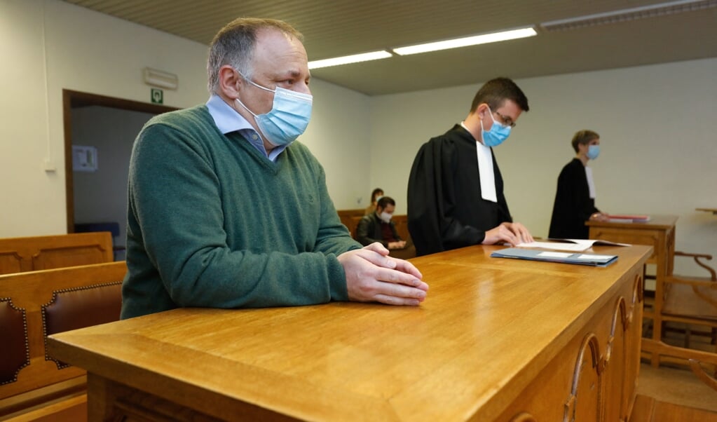De Vlaamse viroloog Marc Van Ranst (links) in de rechtbank, waar een ondernemer hem zijn omzetverlies verwijt. (beeld afp / Thierry Roge )