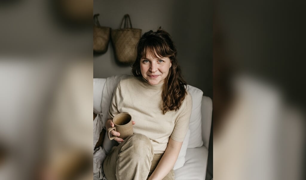 Anne Marije Baars: 'Spullen zijn de grootste vervuiler. Wij scheiden netjes plastic, vliegen minder. Maar spullen, met al die grote boten uit China, al die ... meuk; dat is nummer één.' (beeld Joukje Vissenberg fotografie)