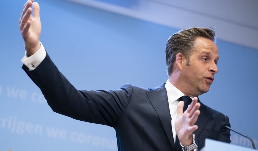 Demissionair premier Mark Rutte en demissionair minister Hugo de Jonge (Volksgezondheid, Welzijn en Sport) geven een toelichting op de coronamaatregelen in Nederland. (beeld anp / Bart Maat)
