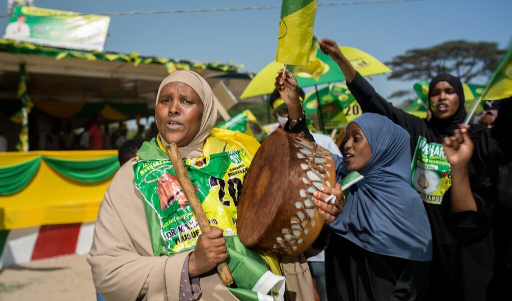 Aanhangers van regeringspartij Kulmiye dansen bij een verkiezingsbijeenkomst in 'hoofdstad' Hargeisa. (beeld afp / Mustafa Saeed)