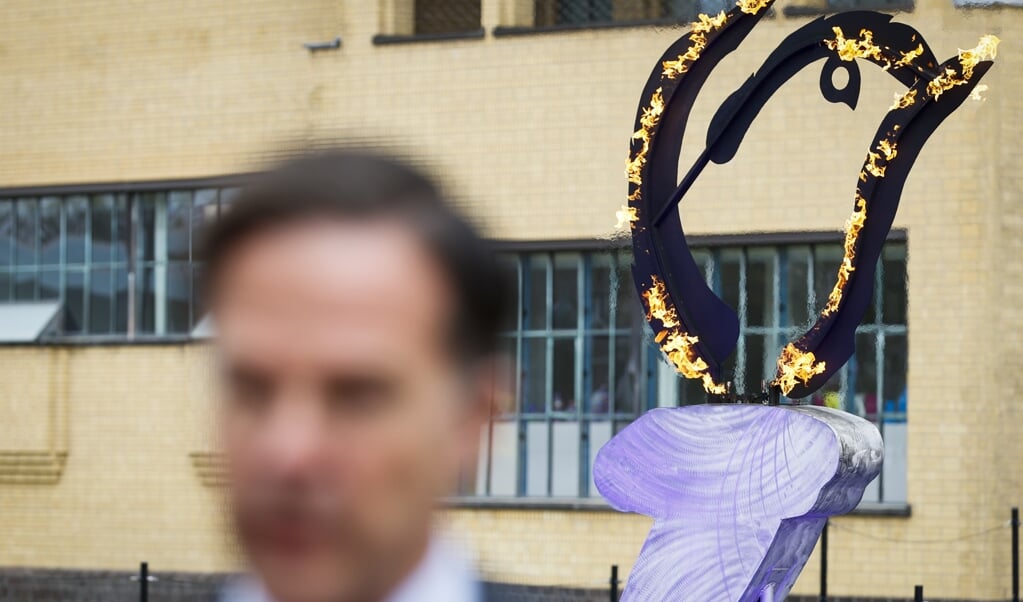 2021-05-05 13:07:51 DEN HAAG - Minister-president Mark Rutte heeft zojuist het het bevrijdingsvuur ontstoken bij het Kunstmuseum. Het ontsteken van het vrijheidsvuur is het startsein voor alle online activiteiten op Bevrijdingsdag. In 2021 is de provincie Zuid-Holland gastheer van de Nationale Viering Bevrijding. ANP ROBIN VAN LONKHUIJSEN (beeld anp / Robin van Lonkhuijsen)