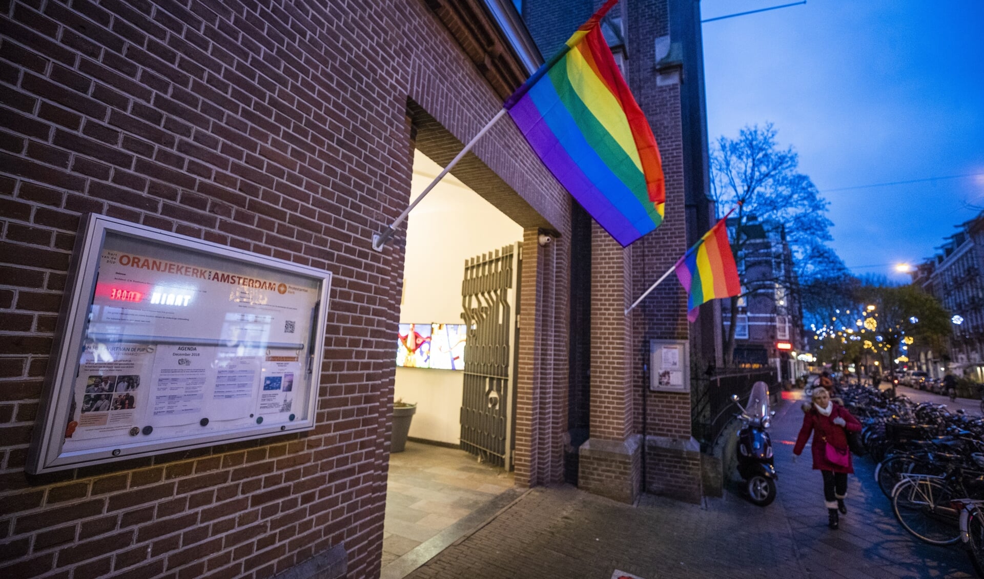 Een regenboogvlag hangt uit bij de Oranjekerk in Amsterdam als statement tegen de zogeheten Nashville-verklaring.