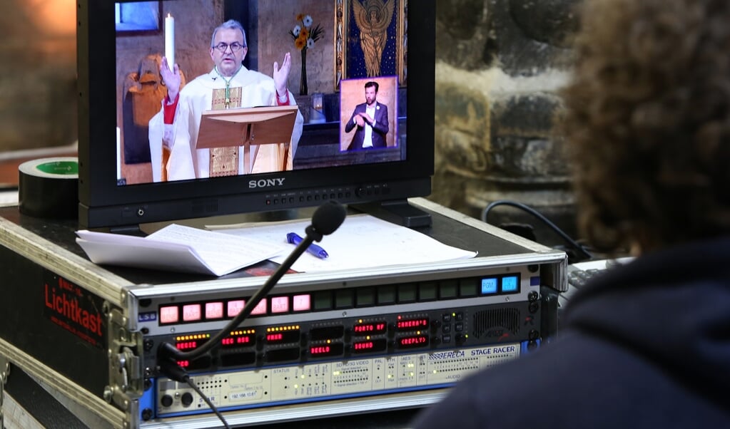 Bisschop Harrie Smeets van Roermond tijdens de viering van de eucharistie op Eerste Paasdag. (beeld anp / Ramon Mangold)