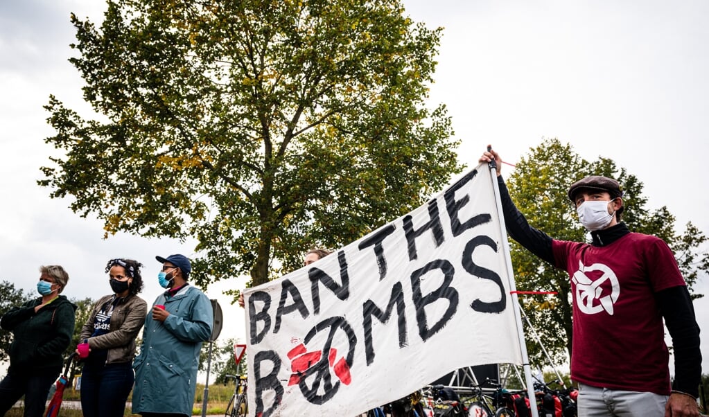 Een vorig jaar gehouden protest tegen nucleaire wapens bij vliegbasis Volkel. Het is een publiek geheim dat die wapens daar liggen. Het zou goed zijn als Nederland zijn nucleaire taken in beëindigt zodra de VS zijn B61-bommen van Volkel weghaalt. (beeld anp / rob Engelaar)