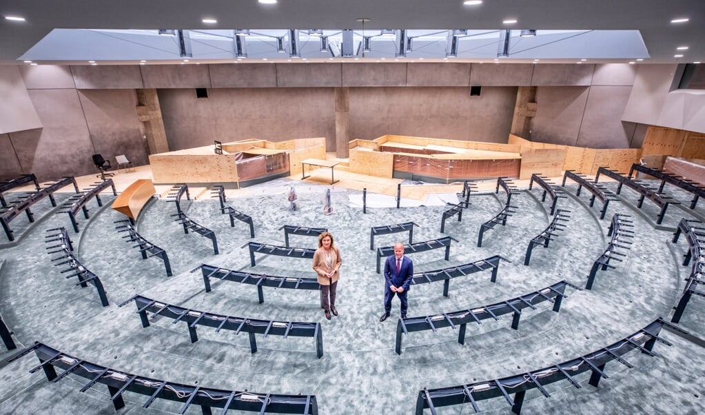 Kamervoorzitter Vera Bergkamp en demissionair staatssecretaris Raymond Knops in de tijdelijke vergaderzaal van de Tweede Kamer. (beeld Raymond Rutting)