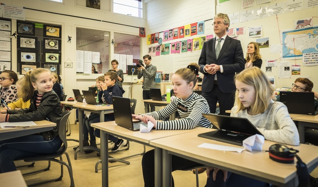 Demissionair minister Arie Slob gaat behoedzaam om met 'burgerschapsvorming', zo ervaren de christelijke onderwijsinstellingen. (beeld anp / Vincent)