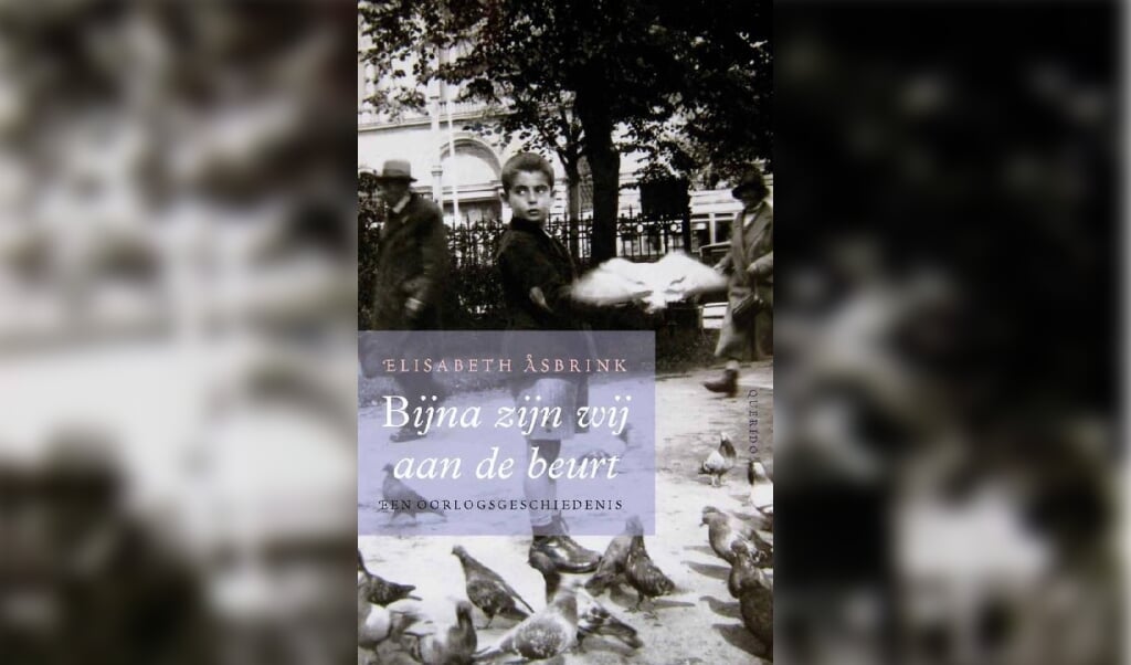 Het boek Bijna zijn wij aan de beurt van de Zweedse schrijfster en journalist Elisabeth Asbrink. (beeld nd)
