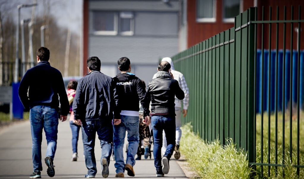 Vooral in de omgeving van het asielzoekerscentrum in Ter Apel werden veel mensensmokkelaars aangehouden door de grenspolitie. (beeld anp / Robin Utrecht)