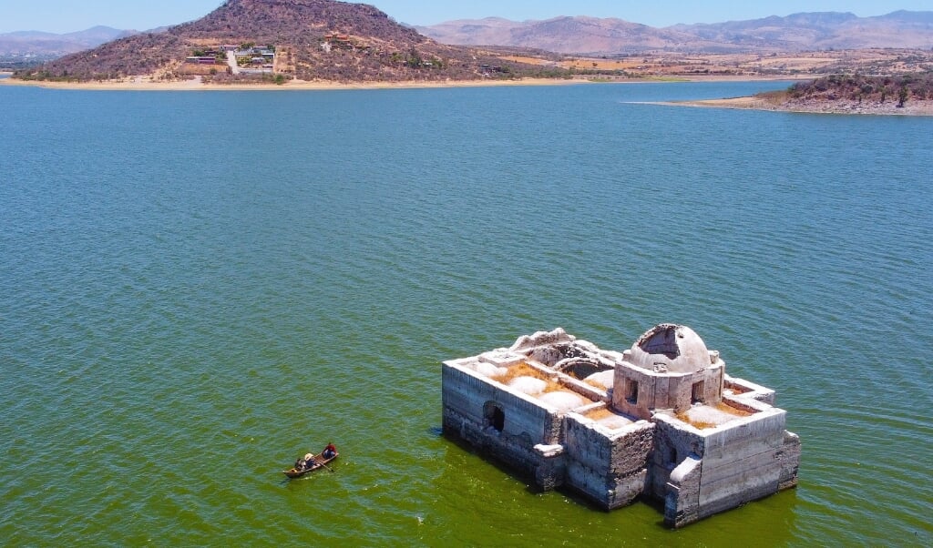 Aerial view of the Virgen de los Dolores Temple in Zangarro community, Guanajuato state, Mexico, 02 May 2021 (Issued 03 May 2021). Virgen de los Dolores (Our lady of Sorrows) temple, built in 1898, was flooded 40 years ago to build a dam. Heavy drought in the region has exposed its structure again. EPA/Luis Ramirez (beeld epa / Luis Ramirez)
