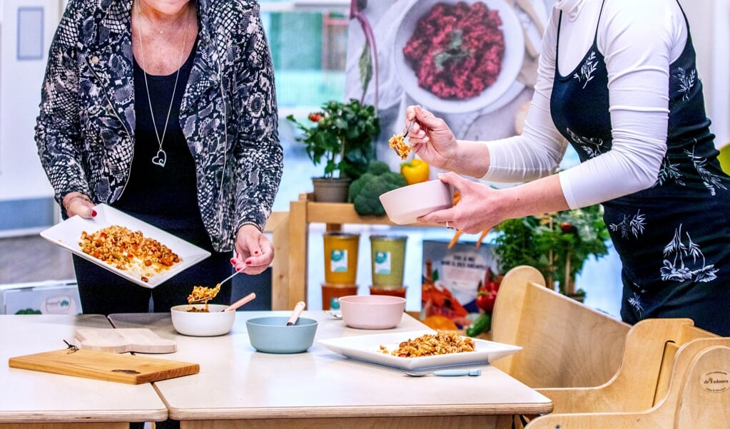 De vega ‘jambalaya' van Madaga wordt geserverveerd in kinderdagverblijf Piggelmee, Leidschendam. (beeld Raymond Rutting)