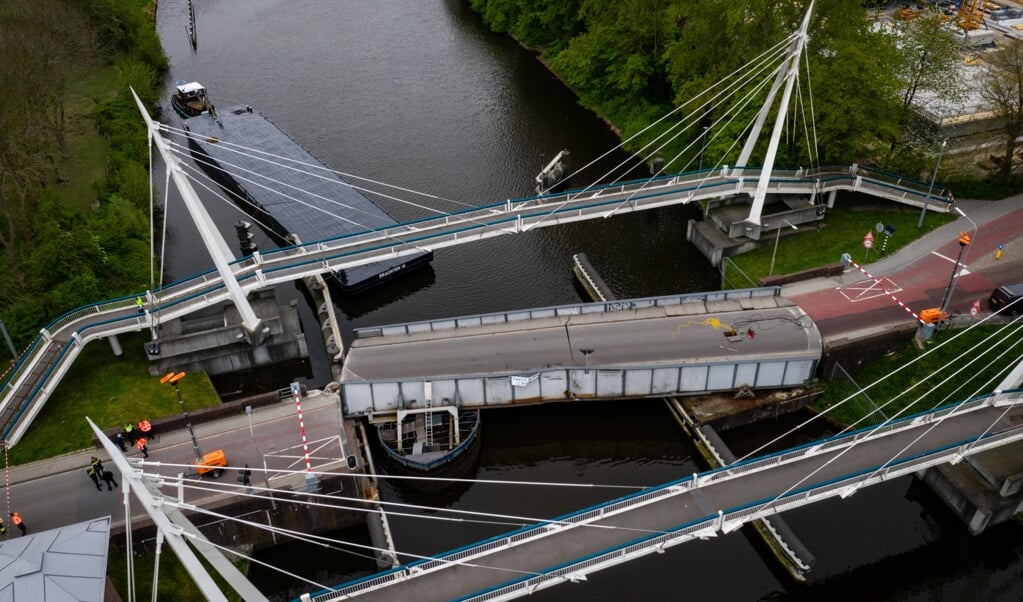 De brug werd zo snel mogelijk weggehaald, zodat het scheepvaartverkeer kan worden hervat. (beeld anp / Venema Media)