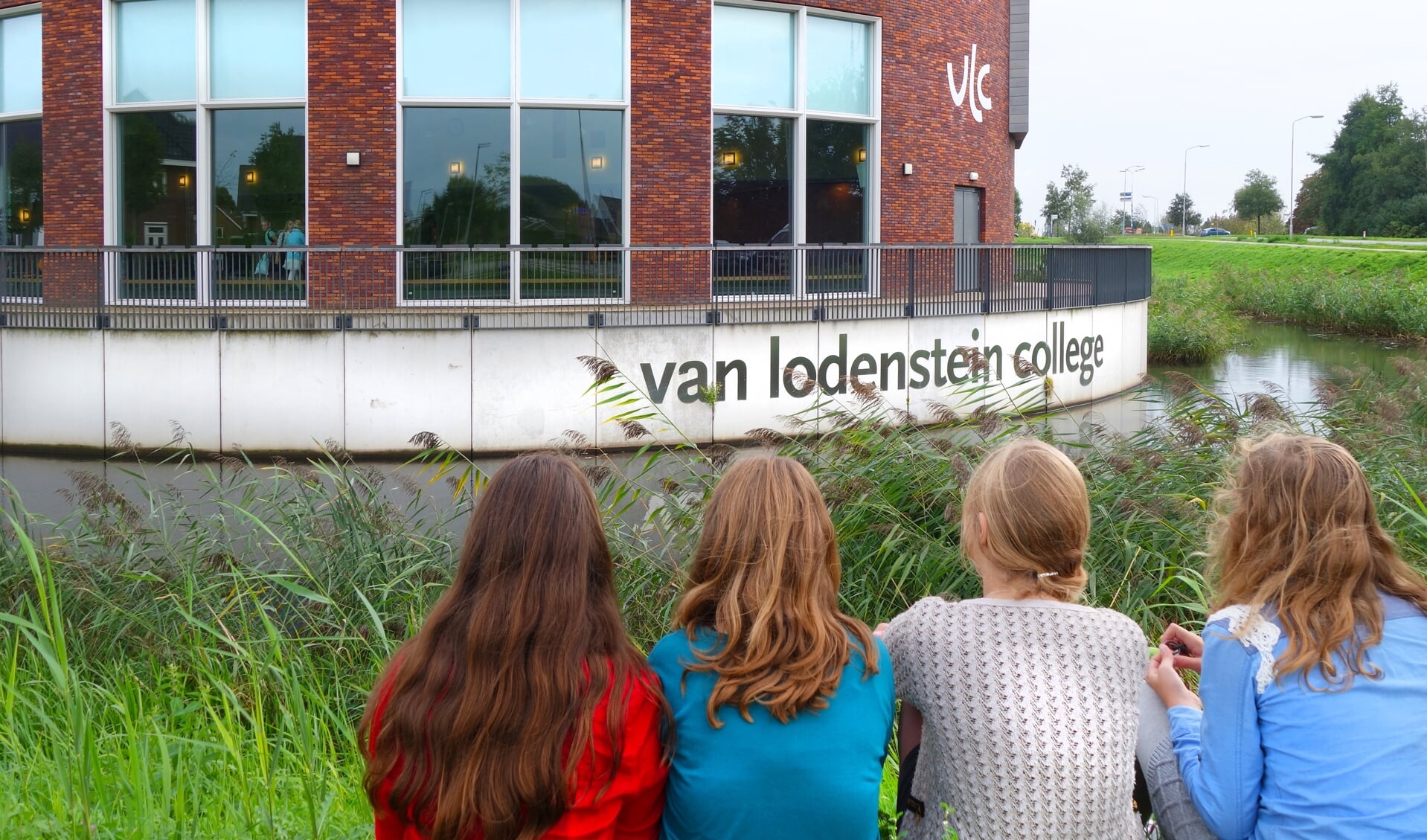 Leerlingen van het reformatorische Van Lodenstein College voor hun school.