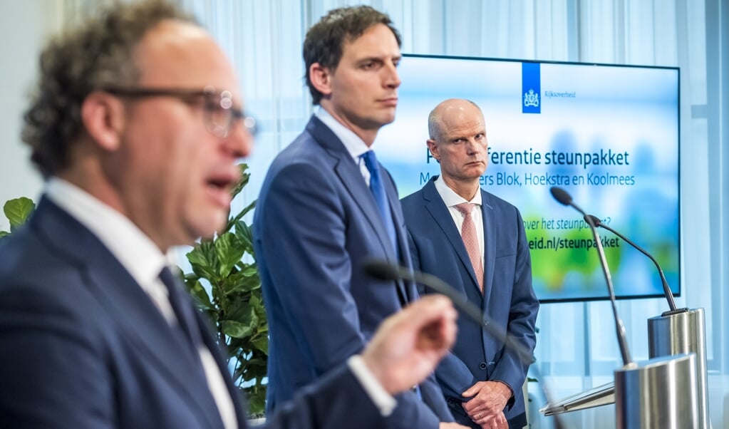 De ministers Koolmees, Hoekstra en Blok geven een toelichting op de verlenging van het steun- en herstelpakket voor banen en economie. (beeld anp / Lex van Lieshout)