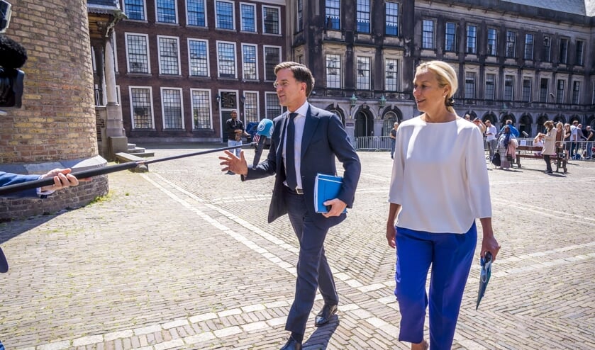 Fractieleider Mark Rutte (VVD) en fractieleider Sigrid Kaag (D66) staan de pers te woord na afloop van een gesprek met informateur Mariëtte Hamer. (beeld anp / Lex van Lieshout)