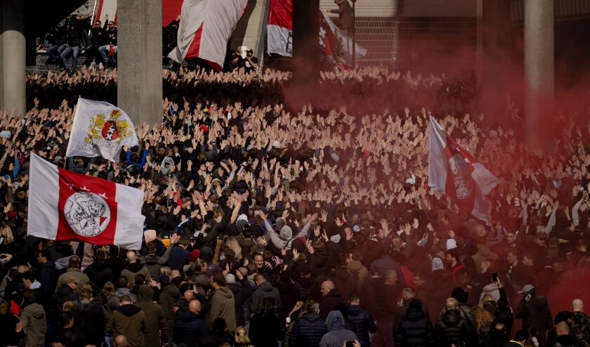 Ajax-supporters vierden zondag bij de Johan Cruijff ArenA de 35e landstitel uit de clubhistorie. (beeld anp / Robin van Lonkhuijsen)