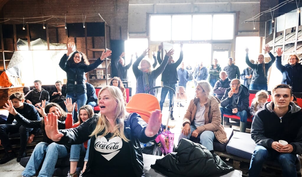 De Drontense evangeliegemeente Shekinah volgt de pinksterconferentie op de camping. (beeld Dick Vos)