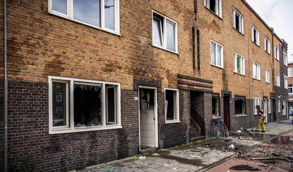 Brandschade in de Schilderswijk nadat er bij meerdere woningen een brand heeft gewoed. Zo'n 40 woningen zijn tijdelijk onbewoonbaar. (beeld anp / Freek van den Bergh)