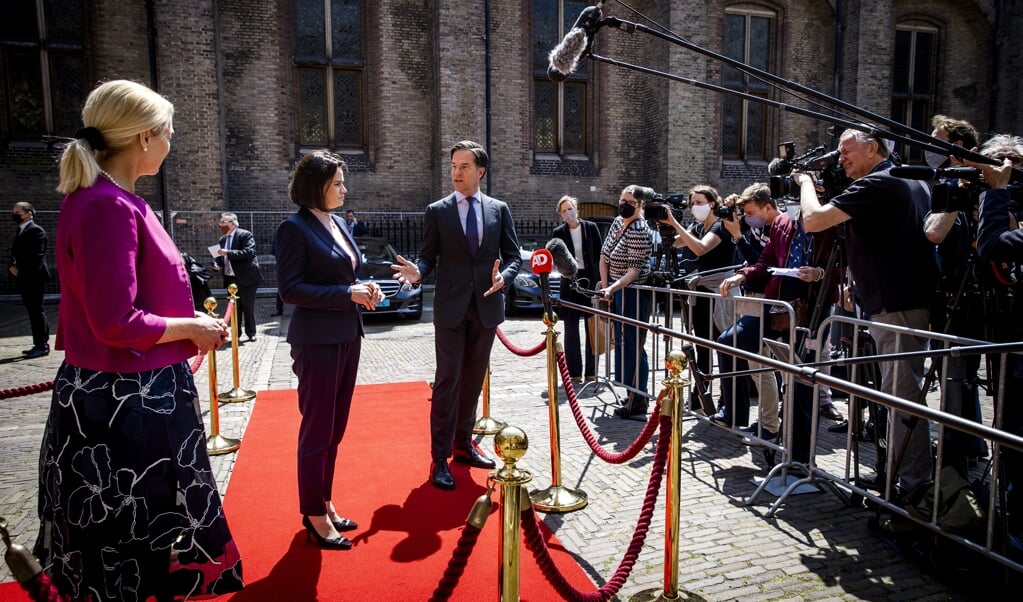 Minister Sigrid Kaag (Buitenlandse Zaken), de Belarussische oppositieleider Svetlana Tichanovskaja en minister-president Mark Rutte staan de pers te woord na afloop van hun gesprek.  (beeld anp / Sem van der Wal)