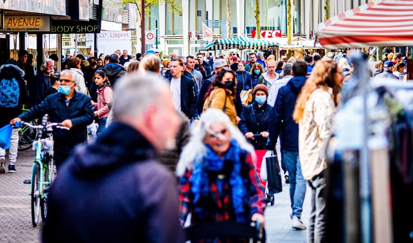 In de binnenstad van Dordrecht is het druk. Veel mensen gaan weer winkelen nu de winkels en terrassen weer geopend zijn in Nederland. ANP / hollandse hoogte / Jeffrey Groeneweg (beeld Hollandse Hoogte / Jeffrey Groeneweg)