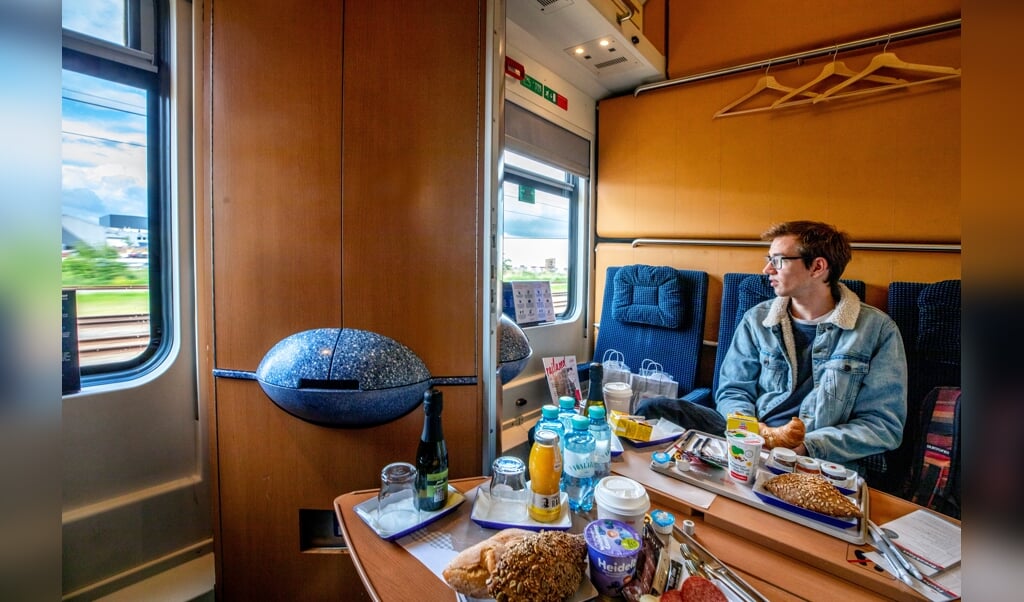Aan boord van de nachttrein uit Wenen. De eerste zogeheten Nightjet uit Oostenrijk rijdt hiern richting CS Amsterdam- Student Philippe is een van de passagiers. (beeld Raymond Rutting)