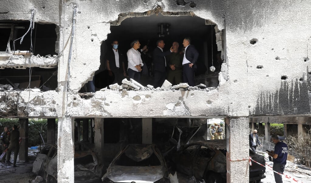 De Duitse minister van Buitenlandse Zaken Heiko Maas met zijn Israëlische collega Gabi Ashkenazi in de door raketten uit de Gazastrook getroffen stad Petah Tikva. (beeld afp / Gil Cohen-Magen)