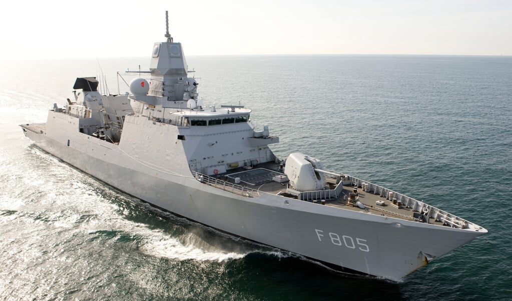 De Zr.Ms. Evertsen krijgt gezelschap van verschillende Britse en Amerikaanse marineschepen. (beeld defensie)