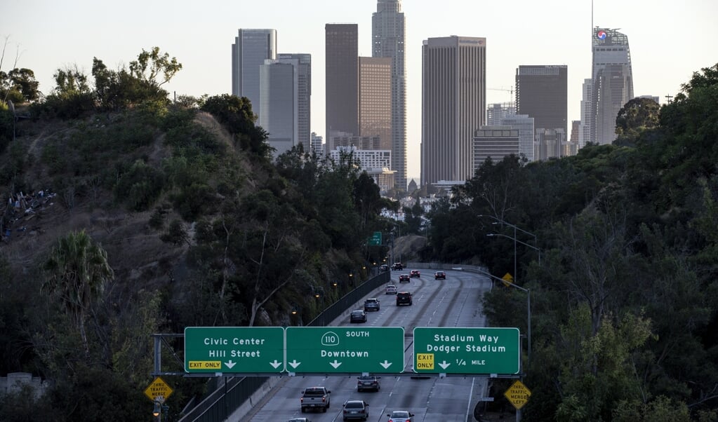 Grote delen van het wegennet in de Verenigde Staten zijn er belabberd aan toe. Op de foto de 110 Freeway richting het centrum van Los Angeles. (beeld epa / Etienne Laurent)