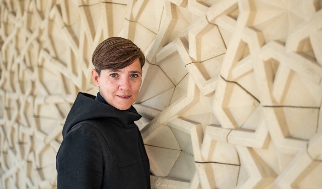 Babs Bakels: 'Het feit dat dingen vluchtig zijn, maakt dat je er ongelofelijk veel van kunt houden, uit angst om het te verliezen.' (beeld Martin Waalboer)