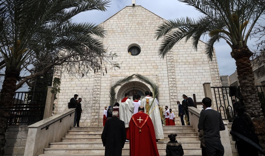 De rooms-katholieke kerk van de Heilige Familie in de Gazastrook tijdens de viering van Palmzondag, 28 maart 2021. (beeld afp / Mohammed Abed)