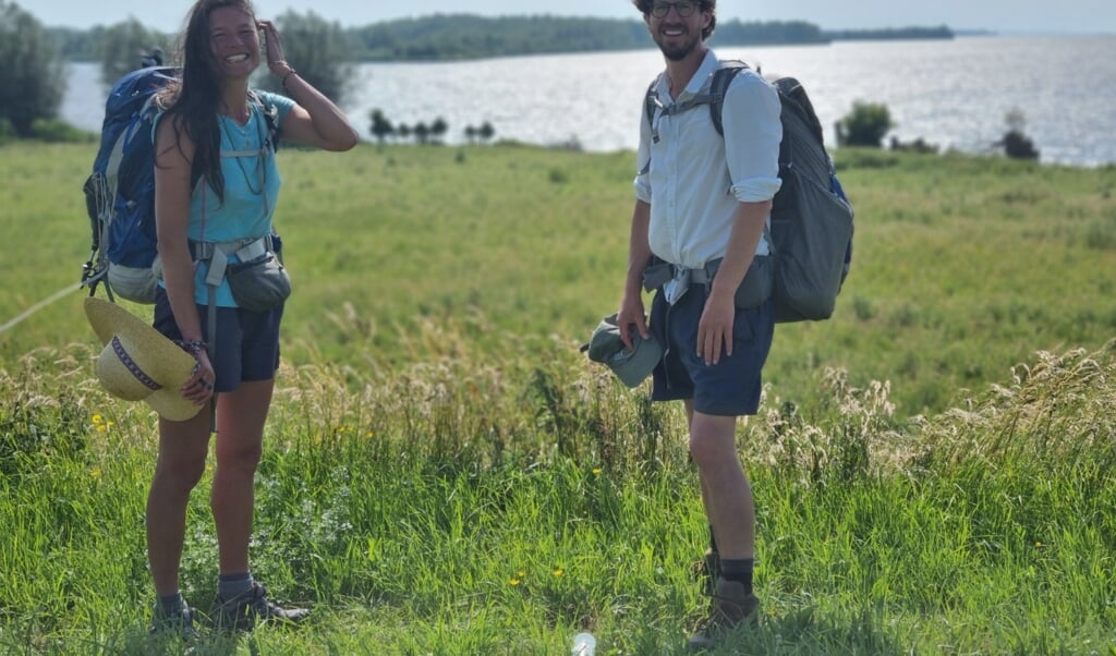 Li An Phoa en Maarten van der Schaaf aan het einde van hun tocht langs de IJssel. (beeld Maarten van der Schaaf)