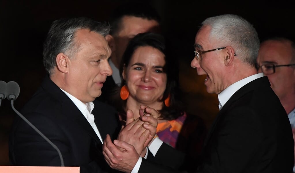 De Hongaarse premier Viktor Orbán en minister annex gereformeerd predikant Zoltán Bálog in 2018. (beeld afp / Attila Kisbenedek)