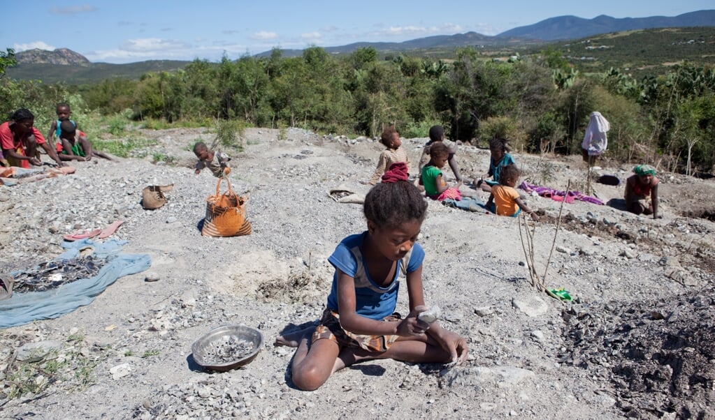 Magmasoa (10) werkt in een micamijn in Ampikazo. Ze slaat het mineraal in stukjes om vervolgens te sorteren op kwaliteit. (beeld Terre des Hommes / Jan-Joseph Stok)