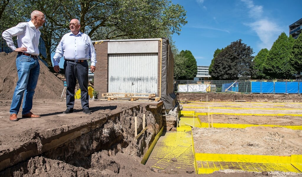 Vastgoedman Kees Jan Hoes (links) en projectontwikkelaar Timo Bergsma (rechts) gaan de Jumbo noodgedwongen om de garage heen bouwen. (beeld Guus Dubbelman)