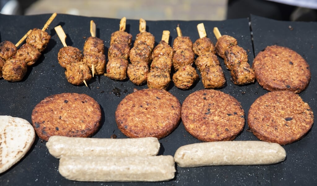 Vleesvervangers tijdens de Dier- en Klimaatvriendelijke Parlementaire Barbecue op het Plein op de laatste dag voor het zomerreces van de Tweede Kamer in 2019. (beeld anp / Bart Maat)