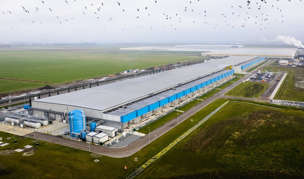 2020-12-10 10:46:27 MIDDENMEER - Dronefoto van een datacenter van Google in Nederland. Google gebruikt datacenters over de hele wereld om zijn diensten draaiende te houden, van Gmail tot YouTube en van Google Drive tot Maps. ANP SEM VAN DER WAL (beeld anp / sem van der wal)