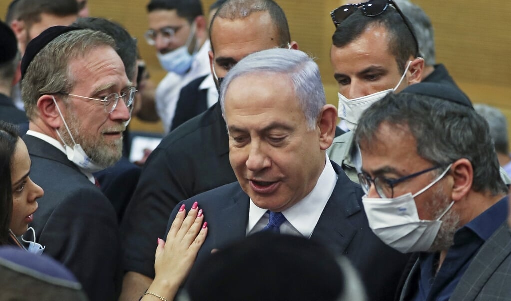 Het vertrek van Netanyahu is nog nooit zo dichtbij geweest, en als hij daadwerkelijk naar de oppositiebankjes verdwijnt, is dat een historisch moment. (beeld afp / Ronen Zvulun)