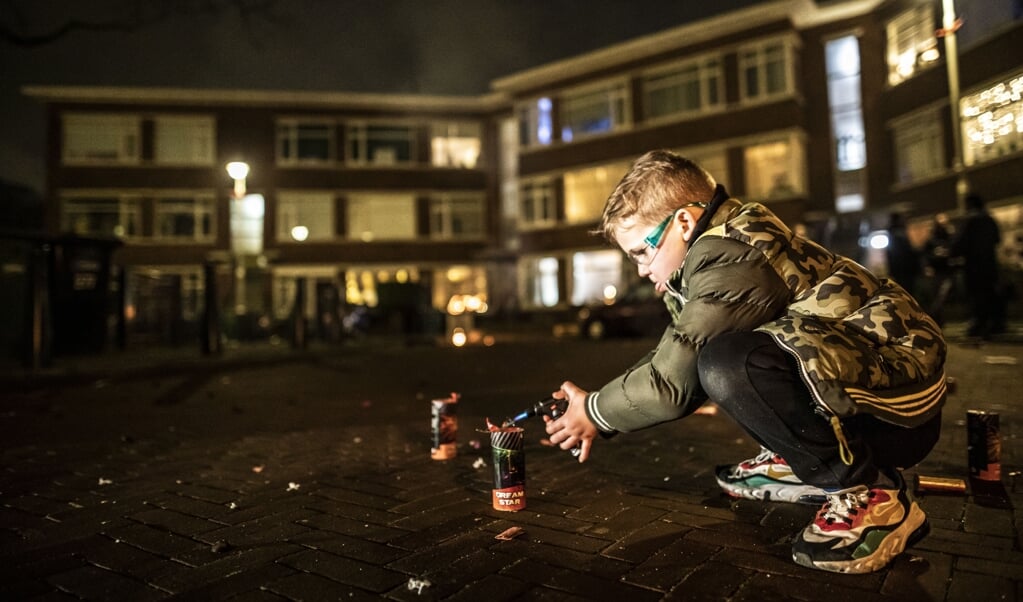 Een jongen steekt vuurwerk af. Als het aan Utrecht ligt, verdwijnt dit uit het straatbeeld. (beeld anp / Remco Koers)