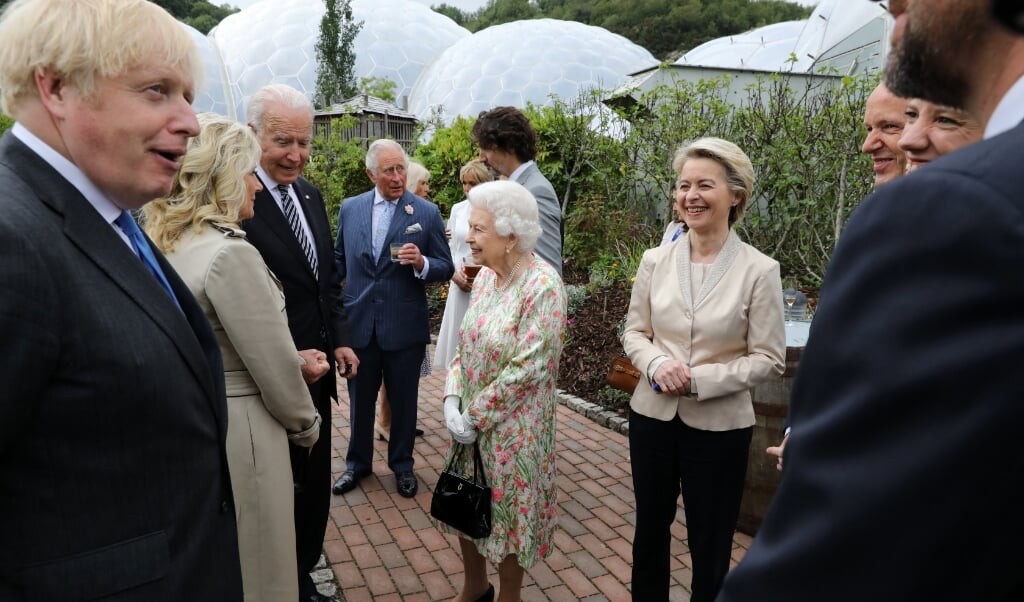 Leiders van de G7 te gast het Engelse Cornwall, waar de Britse koninklijke familie hen in het complex van de botanische tuinen ontving. (beeld afp / Jack Hill)